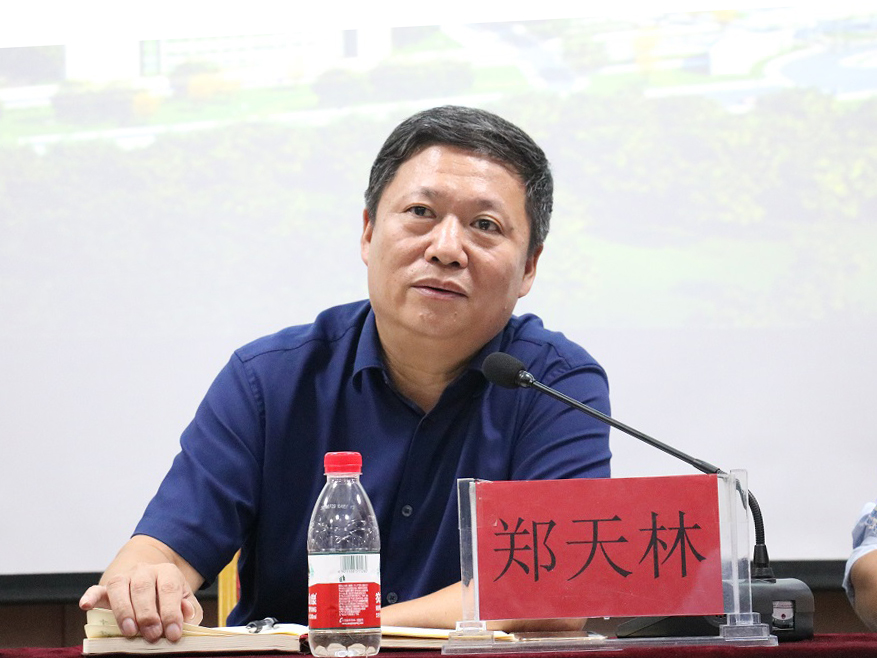 集团董事长郑天林在会议上肯定了集团各学校,各科室在上一个学年做出